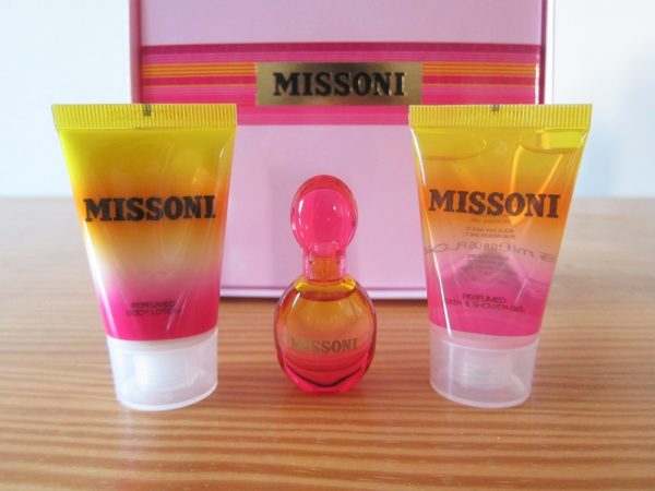 La nuova fragranza “Missoni by Missoni” è una fragranza floreale, fruttata e legnosa, che ben dà valore a una donna energica, esuberante, libera e sensuale.